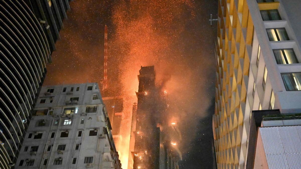 El incendio se ha declarado en un rascacielos en construcción.