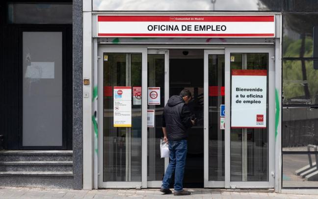 Una persona entra a una oficina del SEPE. / Eduardo Parra / Europa Press Una persona entra a una oficina del SEPE.