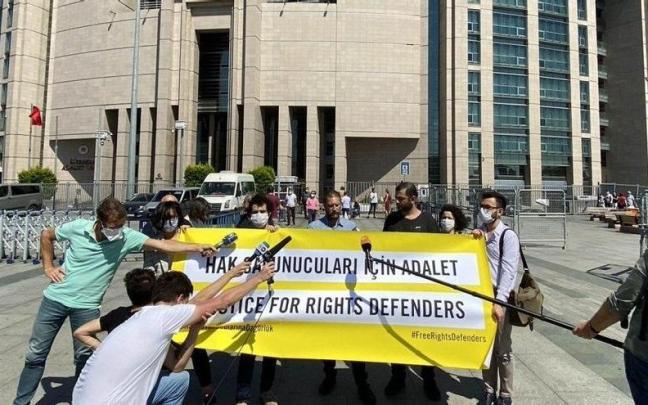 Andrew Gardner, investigador de Amnistía Internacional, pidiendo la liberación de los activistas en una imagen de archivo.