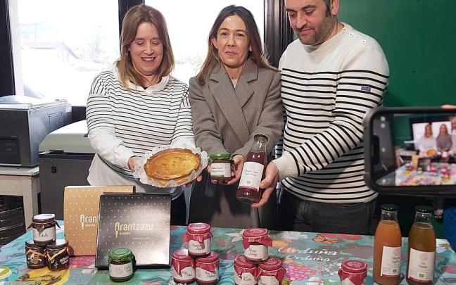 Nora Sarasola flanqueada por Mikel Kormenzana y Arantza Meabe, ambos de Ordu&ntilde;a.