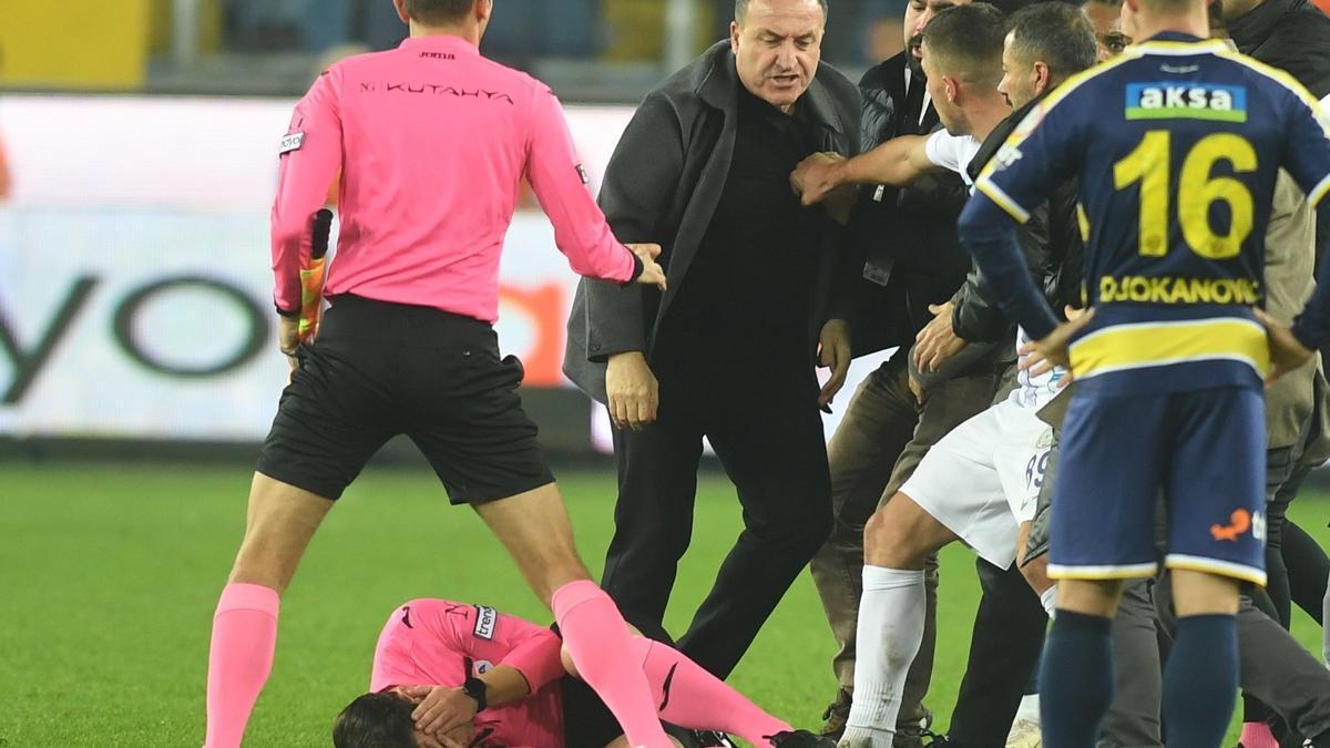 Faruk Koca, en el centro de la imagen, tras agredir al árbitro.
