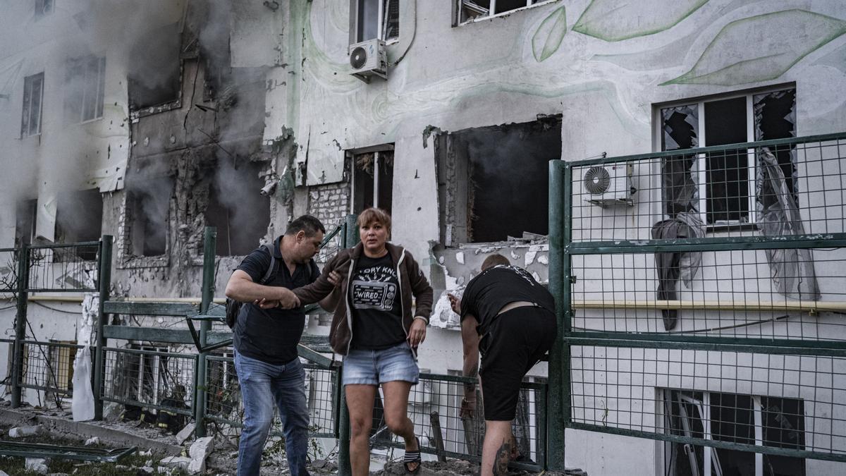 Afectados por uno de los ataques con drones en Ucrania.