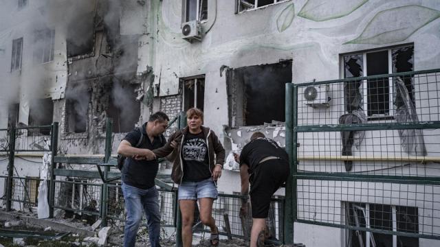 Afectados por uno de los ataques con drones en Ucrania.