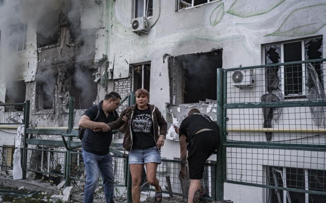 Afectados por uno de los ataques con drones en Ucrania.