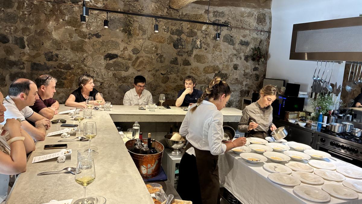 Uno de los momentos de la cata, con la chef Beatriz Pascual en el centro.
