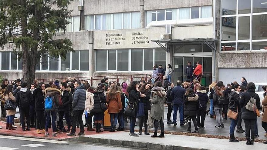 Alumnos aguardan la hora del examen en una convocatoria de formación sanitaria especializada en Euskadi, en una imagen de archivo.