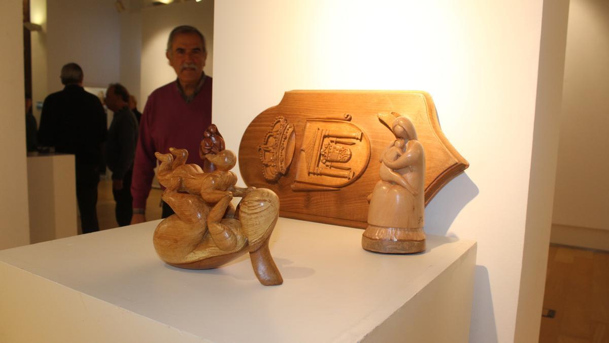 Obras expuestas en la exposición del año pasado; a la derecha el presidente de Bergarako Taila Eskola, Iñaki Osa.