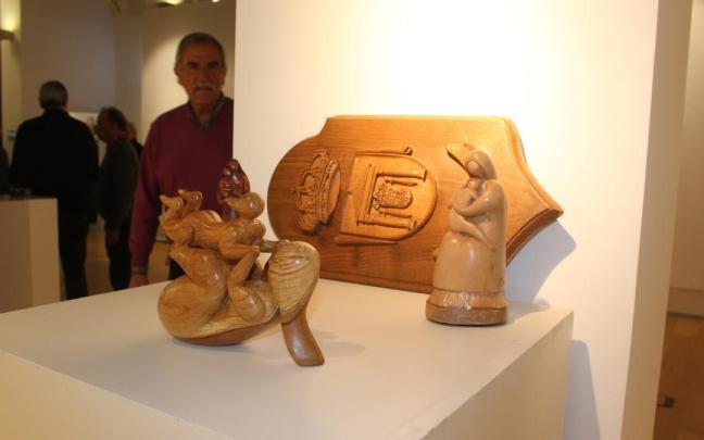 Obras expuestas en la exposición del año pasado; a la derecha el presidente de Bergarako Taila Eskola, Iñaki Osa.