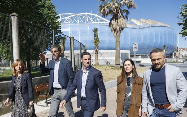 El candidato del PNV, Imanol Pradales, acompañado (desde la izquierda) por Eider Mendoza, Eneko Goia, Bakartxo Tejeria y Martin Ibabe, en Anoeta.