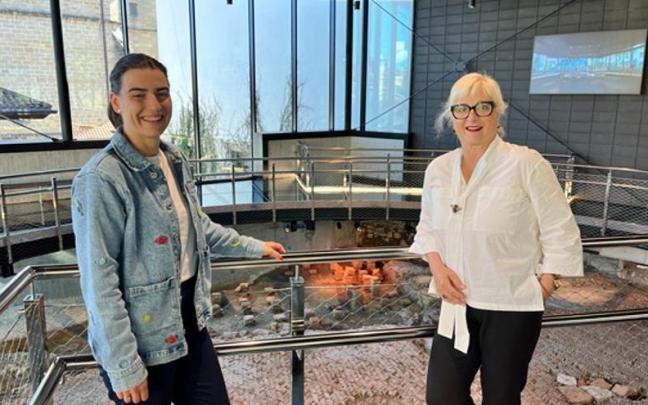 Nuria Alzaga, delegada de Cultura, y Aizpea Goenaga, directora del Museo Oiasso.