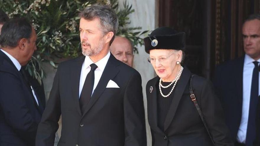 La reina Margarita de Dinamarca, junto a su hijo Federico.
