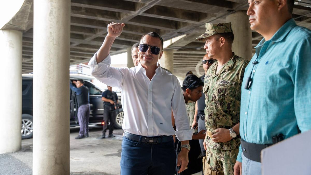 El presidente de Ecuador acompaña a su esposa y a su madre a votar en las elecciones