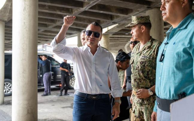 El presidente de Ecuador acompaña a su esposa y a su madre a votar en las elecciones / Mauricio Torres El presidente de Ecuador acompaña a su esposa y a su madre a votar en las elecciones