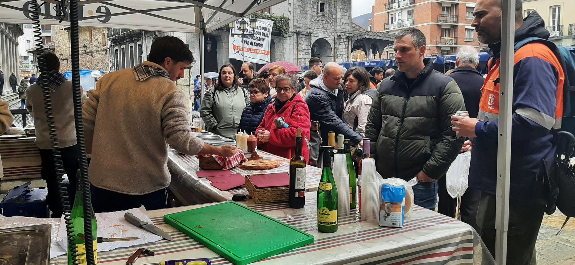 Un centenar de puestos de productos caseros y artesanos que se han distribuido entre la Herriko Plaza y Aldai