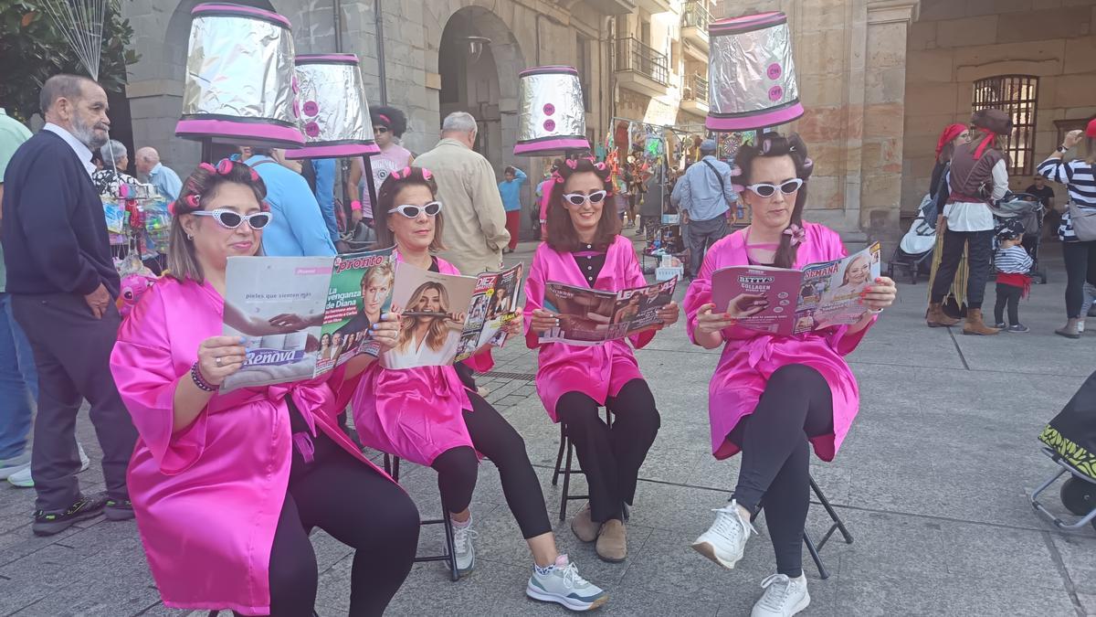 Cuatro clientas leyendo una revista en la peluquería 'Bailarako Bittori'.
