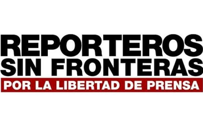 Bozeramaileen Batzordeak Francisco de Vitoria Domina eman dio Mugarik Gabeko Kazetariak erakundeari.