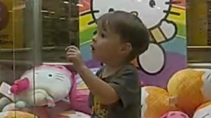 Un niño de tres años, atrapado en el interior de una máquina de coger peluches.