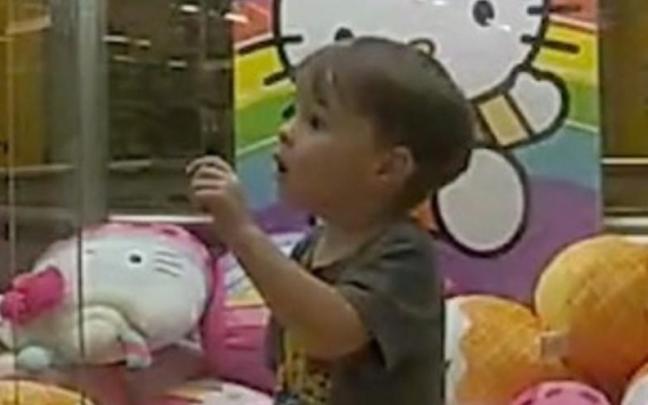 Un niño de tres años, atrapado en el interior de una máquina de coger peluches.