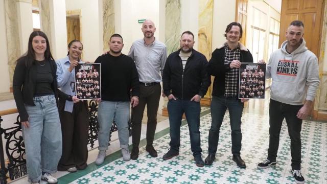 Luchadores, organizadores y representantes municipales, en la presentación del festival en la casa consistorial de la villa armera.