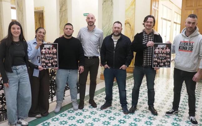 Luchadores, organizadores y representantes municipales, en la presentación del festival en la casa consistorial de la villa armera.