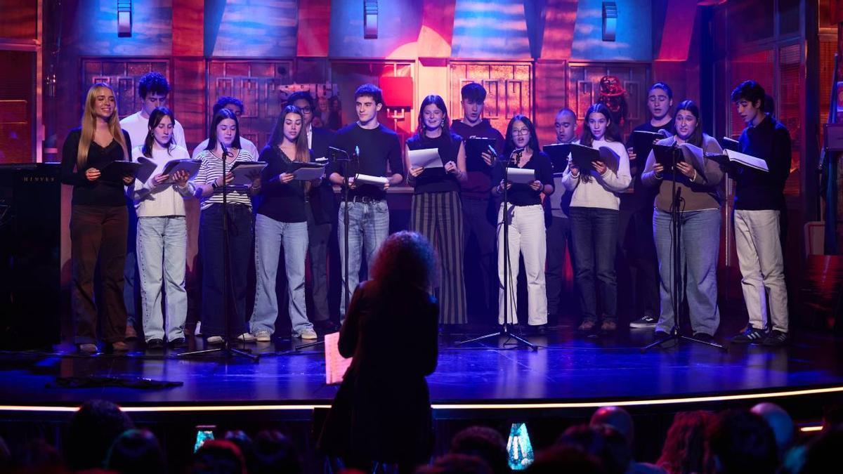 El coro de 'Los domingos' interpreta 'Aitormena' en 'La Revuelta'