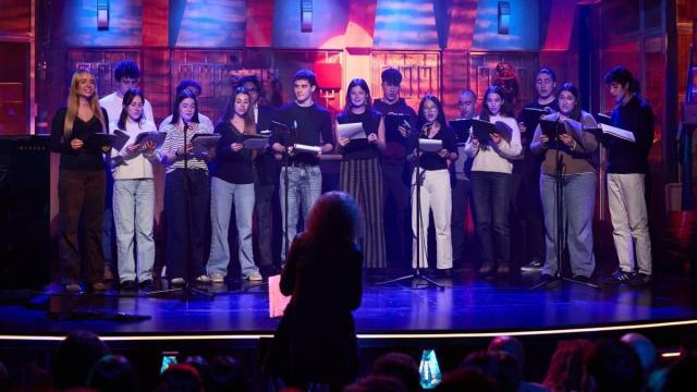 El coro de 'Los domingos' interpreta 'Aitormena' en 'La Revuelta'