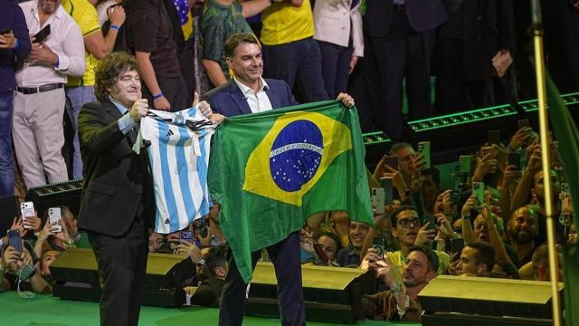 Javier Milei, en la ceremonia de nombramiento de Flávio Bolsonaro como candidato del Partido Liberal, en Sao Paulo, Brasil, a 26 de julio de 2026 EP