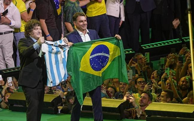 Javier Milei, en la ceremonia de nombramiento de Flávio Bolsonaro como candidato del Partido Liberal, en Sao Paulo, Brasil, a 26 de julio de 2026 EP