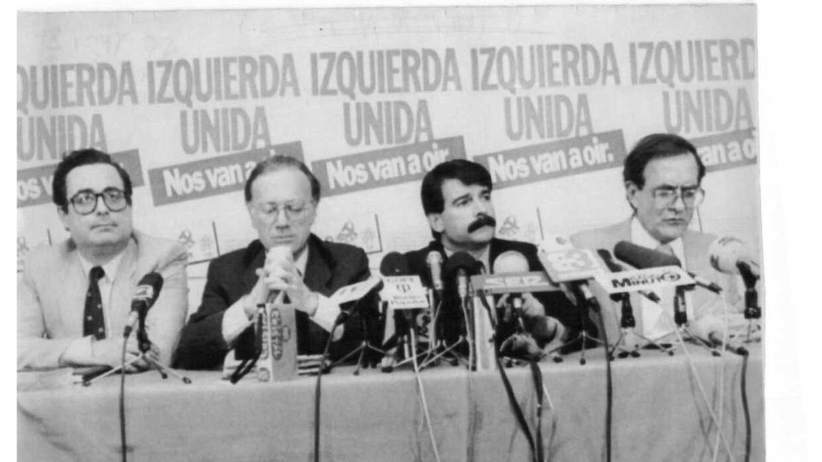Ramón Tamames junto a Alonso Puerta, Nicolas Sartorius y Gerardo Iglesias en la presentación del programa electoral de IU para las elecciones generales de 1986. Ramón Tamames junto a Alonso Puerta, Nicolas Sartorius y Gerardo Iglesias en la presentación del programa electoral de IU para las elecciones generales de 1986.