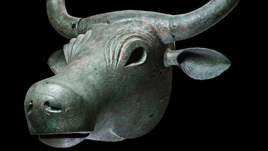 Una de las cabezas de toro de bronce