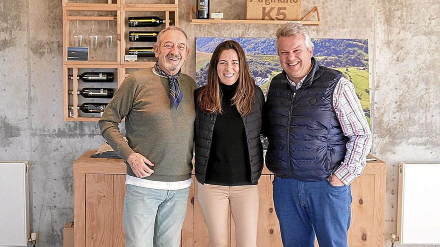 Karlos y Amaia Arguiñano, junto al enólogo Lauren Rosillo.