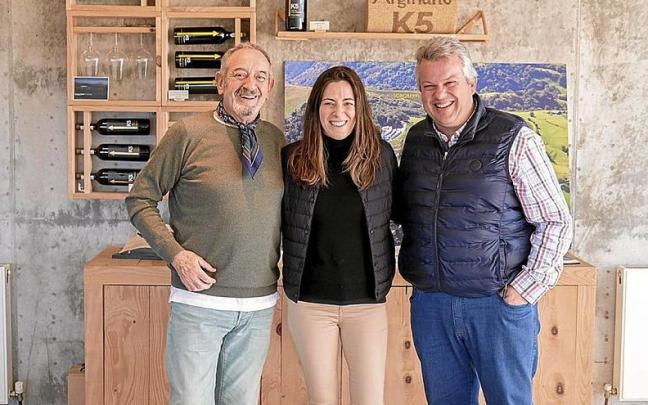 Karlos y Amaia Arguiñano, junto al enólogo Lauren Rosillo. Karlos y Amaia Arguiñano, junto al enólogo Lauren Rosillo.