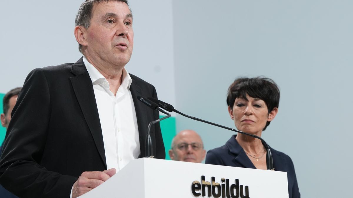 Arnaldo Otegi y Maddalen Iriarte comparecen ayer en Donostia tras la reunión de la Mesa Política de EH Bildu.