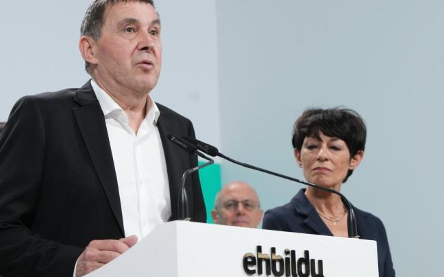 Arnaldo Otegi y Maddalen Iriarte comparecen ayer en Donostia tras la reunión de la Mesa Política de EH Bildu.