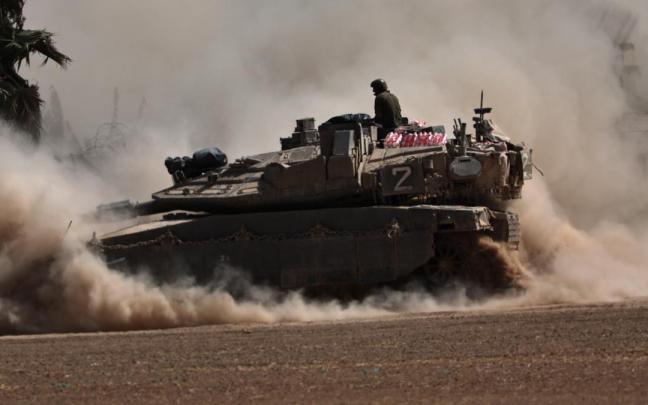 Un tanque israelí en la frontera entre Gaza e Israel.