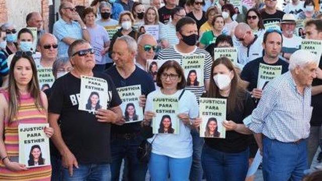 Varias personas con fotos de Esther López durante una concentración ciudadana en su recuerdo, a 13 de mayo de 2022, en Traspinedo, Valladolid.