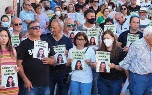 Varias personas con fotos de Esther López durante una concentración ciudadana en su recuerdo, a 13 de mayo de 2022, en Traspinedo, Valladolid.