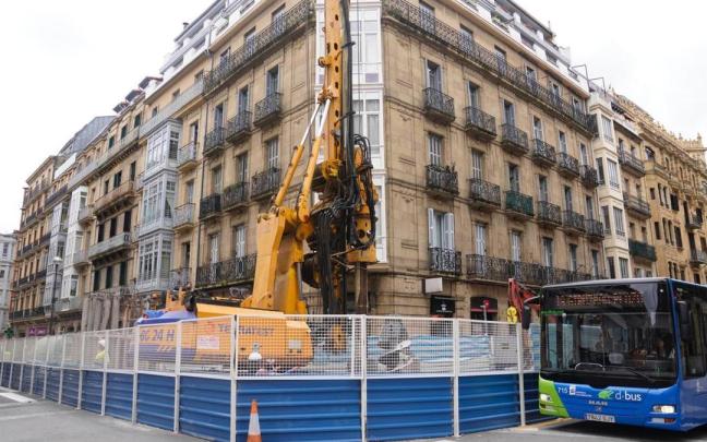 Máquina pilotadora trabaja en la esquina de las calles Easo y San Martín Máquina pilotadora trabaja en la esquina de las calles Easo y San Martín