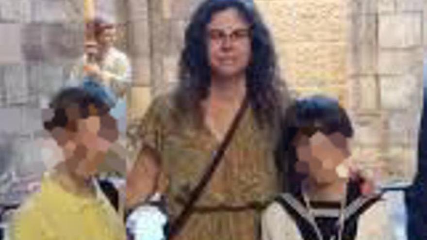 Silvia, la mujer asesinada, posa con sus hijos en la comunión de uno de ellos.