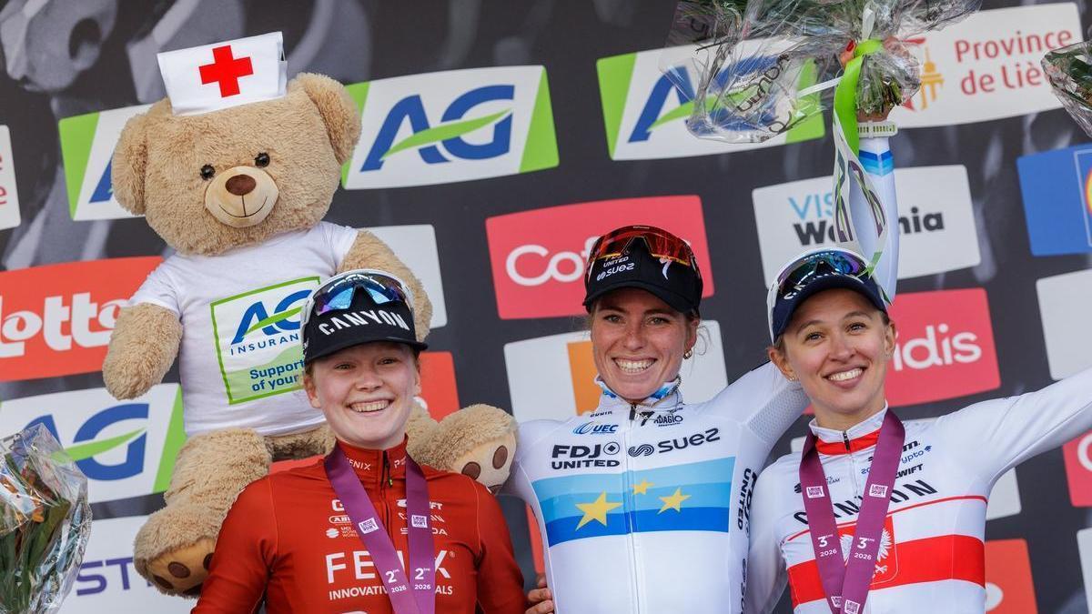 Vollering, vencedora, Pieterse, segunda, y Niewiadoma, tercera, podio final de la Lieja femenina.