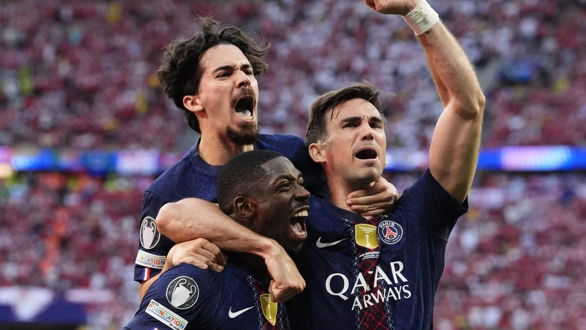Dembélé, Vitinha y Fabián Ruiz celebran el gol del primero.