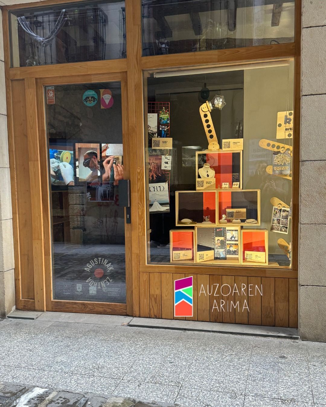 Intervención artística en un escaparate de Erdiko Kalea.
