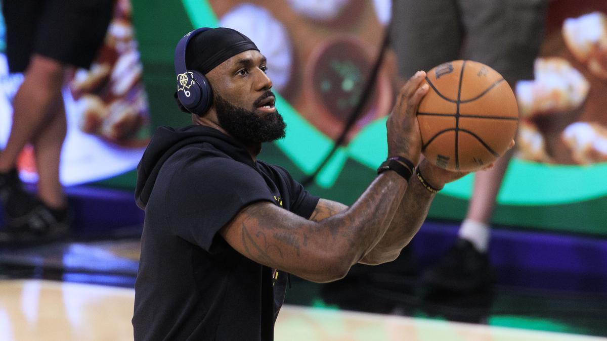 LeBron James en una imagen de archivo con Los Angeles Lakers.