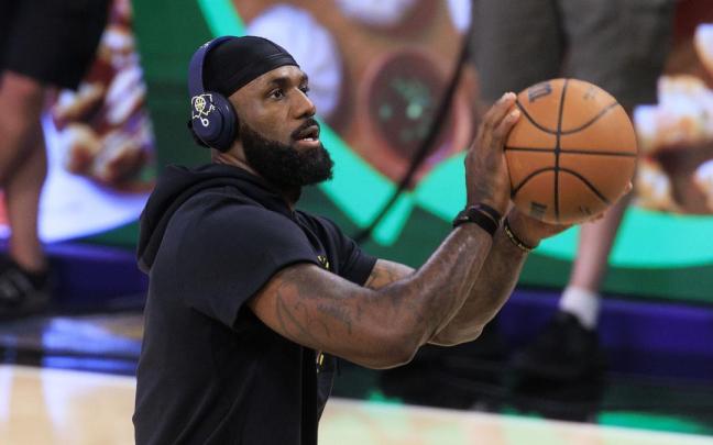 LeBron James en una imagen de archivo con Los Angeles Lakers.