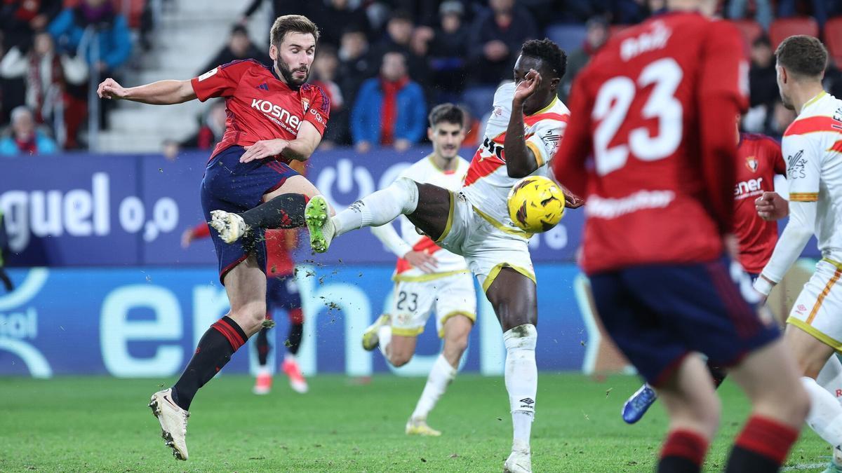 En acción Jon Moncayola en una jugada del Osasuna-Rayo Vallecano de la pasada temporada. / OSKAR MONTERO