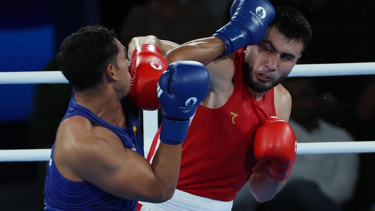 El boxeador español Ayoub Ghadfa (azul) en acción ante el uzbeko Bahodir Jalolov