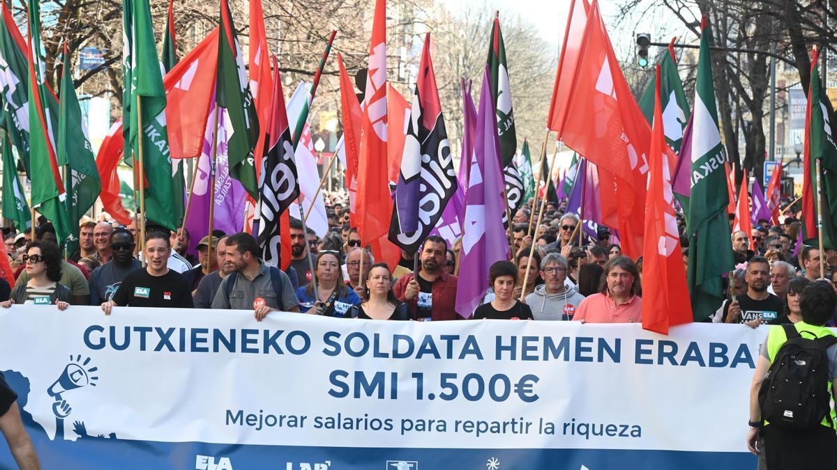 Varias personas, durante una concentración por una huelga general convocada por ELA y LAB en Euskadi.