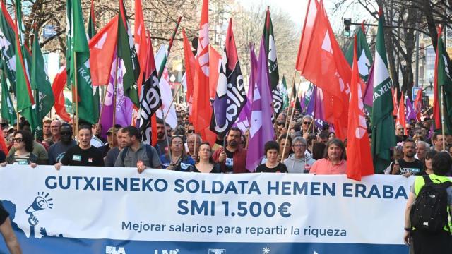 Varias personas, durante una concentración por una huelga general convocada por ELA y LAB en Euskadi.