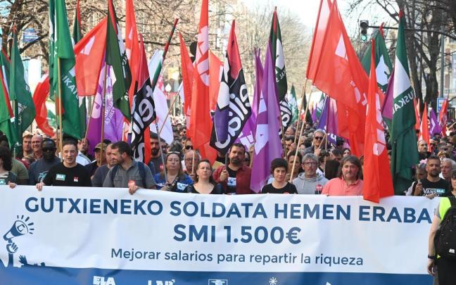 Varias personas, durante una concentración por una huelga general convocada por ELA y LAB en Euskadi.