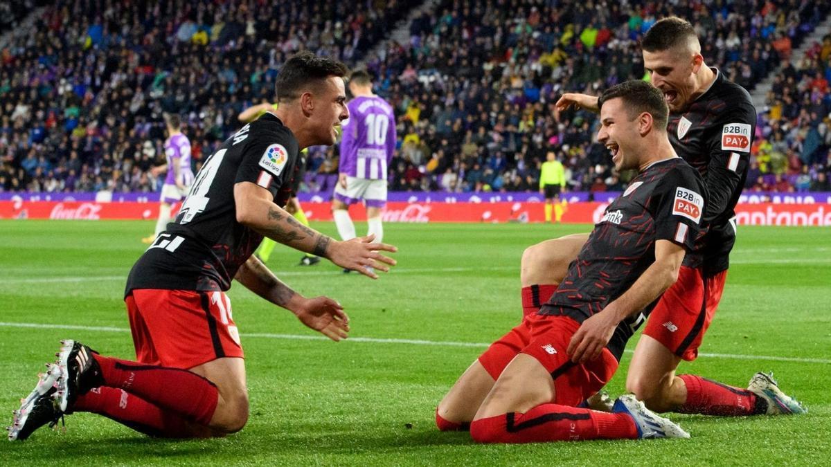 Dani García y Oihan Sancet celebran junto a Gorka Guruzeta el gol anotado por este último en el triunfo ante el Valladolid.